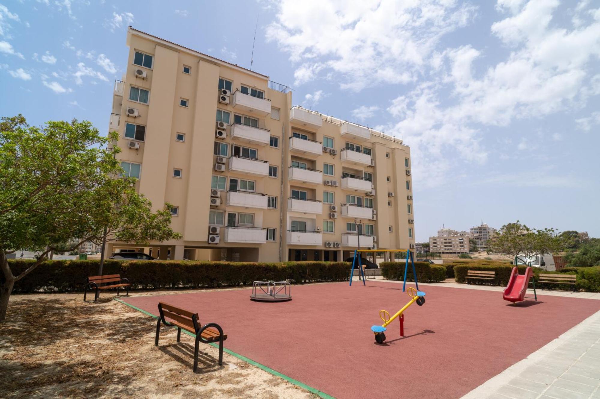 Blu Mackenzie 1 Bdr Flat With Pool Apartment Ларнака Екстериор снимка